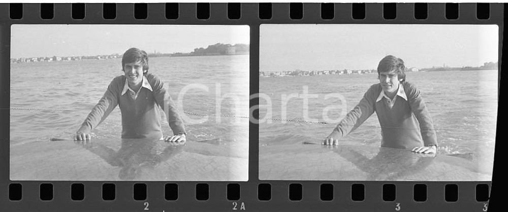 35mm LOTTO 3 NEGATIVI* 1970ca VENEZIA Gianni MORANDI in motoscafo Ritratto (11)