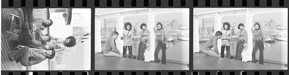 35mm LOTTO 3 NEGATIVI* 1970ca T/n MICHELANGELO Gianni MORANDI con le coriste (4)