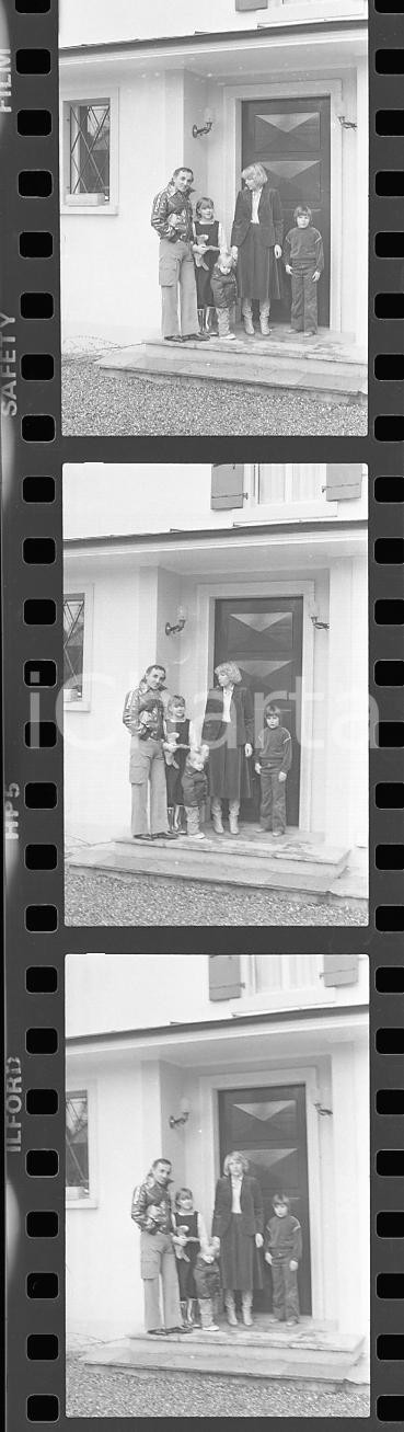 35mm LOTTO 3 NEGATIVI* 1979 GENÈVE Charles AZNAVOUR con la sua famiglia (1)