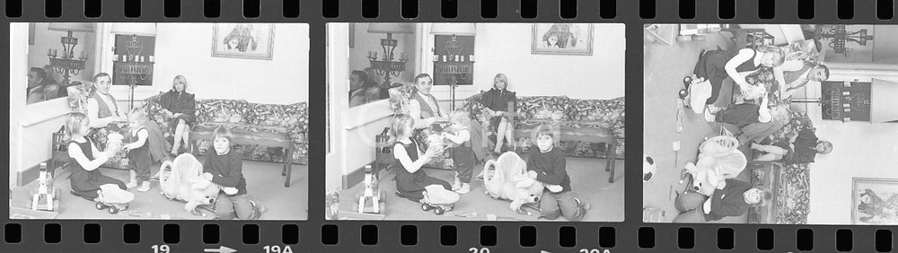 35mm LOTTO 3 NEGATIVI* 1979 GENÈVE Charles AZNAVOUR con la sua famiglia (9)