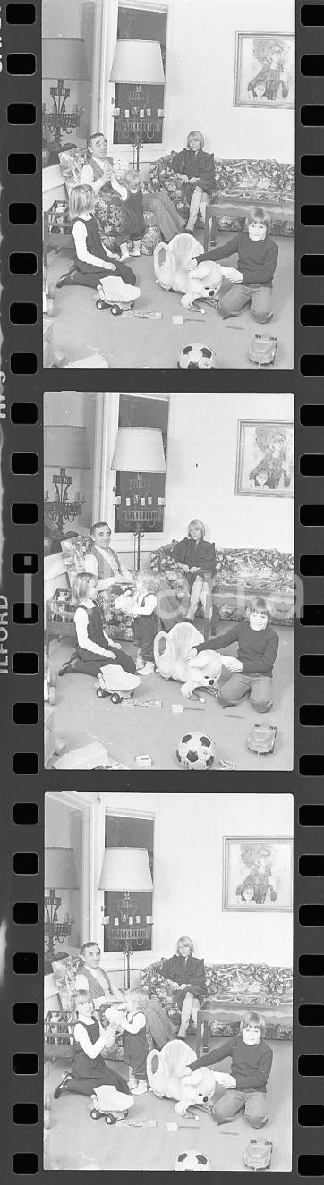 35mm LOTTO 3 NEGATIVI* 1979 GENÈVE Charles AZNAVOUR con la sua famiglia (12)
