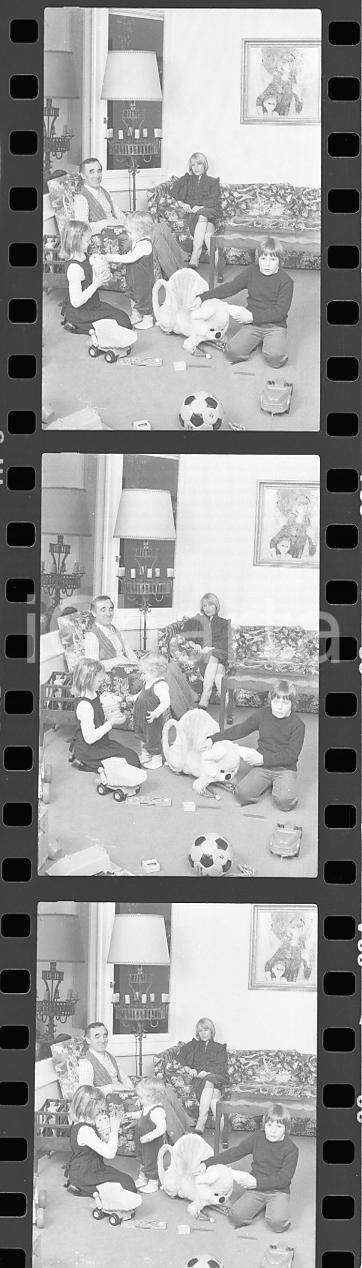 35mm LOTTO 3 NEGATIVI* 1979 GENÈVE Charles AZNAVOUR con la sua famiglia (13)