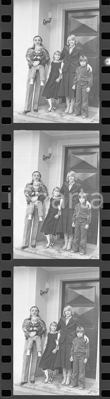 35mm LOTTO 3 NEGATIVI* 1979 GENÈVE Charles AZNAVOUR con la sua famiglia (16)