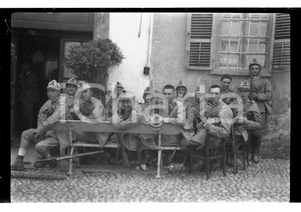1926 ALPIGNANO (TO) Artiglieri in pausa all'osteria NEGATIVO ORIGINALE Negativo originale in bianco e nero, su pellicola, in formato cm 6 x 9 CONDIZIONI: FAIR E' SEVERAMENTE VIETATA LA RIPRODUZIONE.TUTTI I DIRITTI SONO RISERVATI.ICharta mette in vendita, sul negozio eBay e in esclusiva sul sito "icharta" il proprio archivio composto da numerose diapositive e negativi fotografici d'epoca, tutti originali e autentici, che attraversano la storia del costume italiano tra gli la fine degli anni Sessanta e Novanta.Si tratta di uno sguardo inedito sull'attualità, la politica, la vita quotidiana, il gossip e la cultura, che fotografa il cambiamento della nazione in quest'ultimo scorcio del XX secolo. Un'occasione unica per il mercato del collezionismo, che vede finalmente disponibile un archivio eccezionale per vastità, tematiche e condizioni, in un settore (il negativo fotografico e la diapositiva) di assoluta novità e dalle interessanti prospettive di investimento. FAIR/discreto   originale e autentica 1