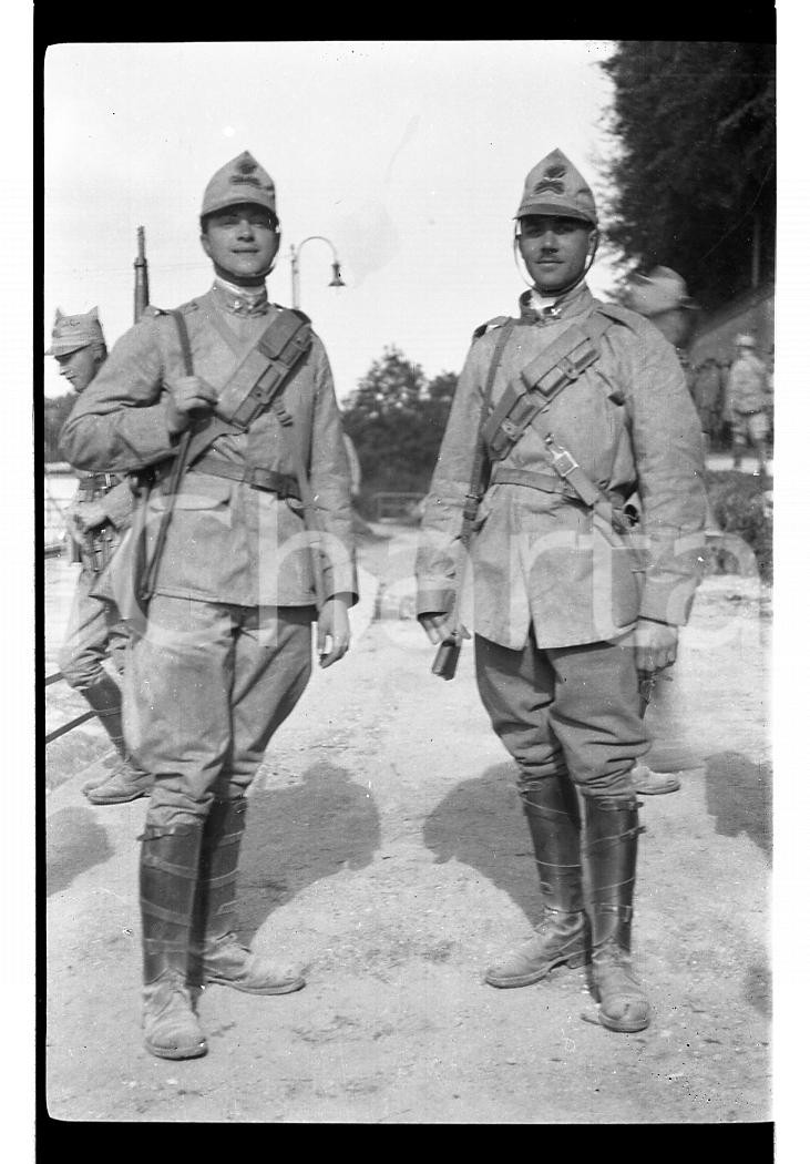 1926 ALPIGNANO (TO) Artiglieri in posa NEGATIVO ORIGINALE Negativo originale in bianco e nero, su pellicola, in formato cm 6 x 9 CONDIZIONI: FAIR E' SEVERAMENTE VIETATA LA RIPRODUZIONE.TUTTI I DIRITTI SONO RISERVATI.ICharta mette in vendita, sul negozio eBay e in esclusiva sul sito "icharta" il proprio archivio composto da numerose diapositive e negativi fotografici d'epoca, tutti originali e autentici, che attraversano la storia del costume italiano tra gli la fine degli anni Sessanta e Novanta.Si tratta di uno sguardo inedito sull'attualità, la politica, la vita quotidiana, il gossip e la cultura, che fotografa il cambiamento della nazione in quest'ultimo scorcio del XX secolo. Un'occasione unica per il mercato del collezionismo, che vede finalmente disponibile un archivio eccezionale per vastità, tematiche e condizioni, in un settore (il negativo fotografico e la diapositiva) di assoluta novità e dalle interessanti prospettive di investimento. FAIR/discreto   originale e autentica 1