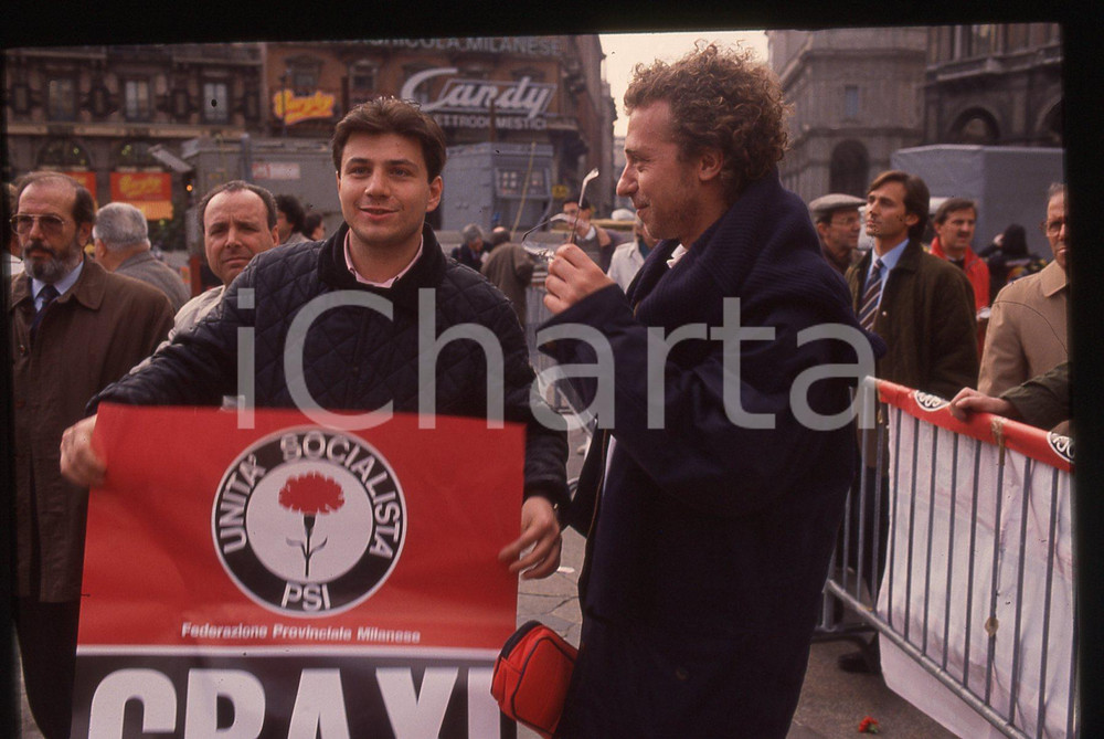 Fotografia d epoca originale 35mm vintage slide 1992 MILANO Mike FRANCIS in piazza DUOMO ad un comizio PSI 1