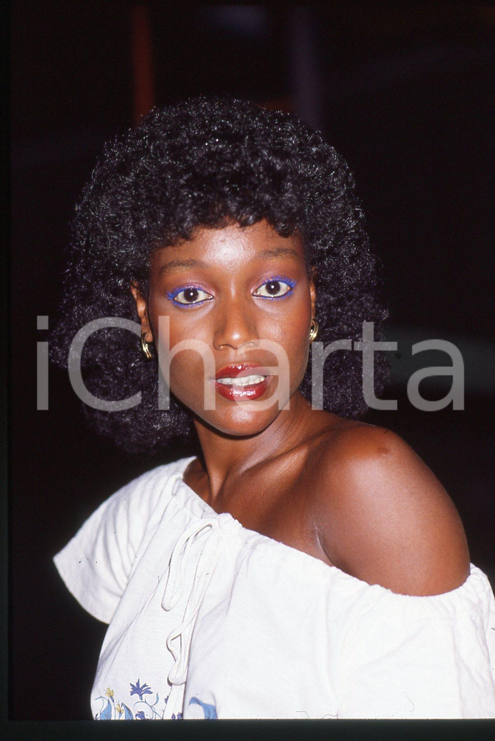 35mm vintage slide* 1980 ca MUSICA Amii STEWART - Ritratto della cantante (17)   Diapositiva d'epoca, in formato 35 mm. CONDIZIONI: GOODTutti i diritti riservati.E' severamente vietata la riproduzione. ICharta mette in vendita, sul negozio eBay e in esclusiva sul sito "icharta" il proprio archivio composto da numerose diapositive e negativi fotografici d'epoca, tutti originali e autentici, che attraversano la storia del costume italiano tra gli la fine degli anni Sessanta e Novanta.Si tratta di uno sguardo inedito sull'attualit&agrave;, la politica, la vita quotidiana, il gossip e la cultura, che fotografa il cambiamento della nazione in quest'ultimo scorcio del XX secolo. Un'occasione unica per il mercato del collezionismo, che vede finalmente disponibile un archivio eccezionale per vastit&agrave;, tematiche e condizioni, in un settore (il negativo fotografico e la diapositiva) di assoluta novit&agrave; e dalle interessanti prospettive di investimento.  originale e autentica 1