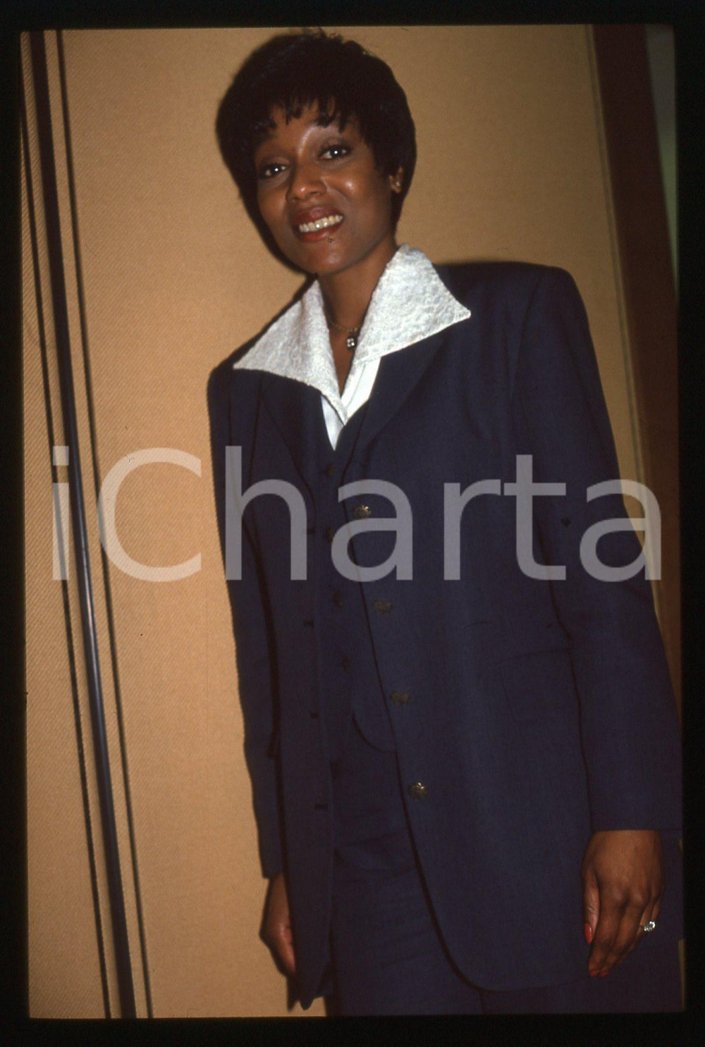 35mm vintage slide* 1980 ca MUSICA Amii STEWART - Ritratto della cantante (41)   Diapositiva d'epoca, in formato 35 mm. CONDIZIONI: GOODTutti i diritti riservati.E' severamente vietata la riproduzione. ICharta mette in vendita, sul negozio eBay e in esclusiva sul sito "icharta" il proprio archivio composto da numerose diapositive e negativi fotografici d'epoca, tutti originali e autentici, che attraversano la storia del costume italiano tra gli la fine degli anni Sessanta e Novanta.Si tratta di uno sguardo inedito sull'attualit&agrave;, la politica, la vita quotidiana, il gossip e la cultura, che fotografa il cambiamento della nazione in quest'ultimo scorcio del XX secolo. Un'occasione unica per il mercato del collezionismo, che vede finalmente disponibile un archivio eccezionale per vastit&agrave;, tematiche e condizioni, in un settore (il negativo fotografico e la diapositiva) di assoluta novit&agrave; e dalle interessanti prospettive di investimento.  originale e autentica 1