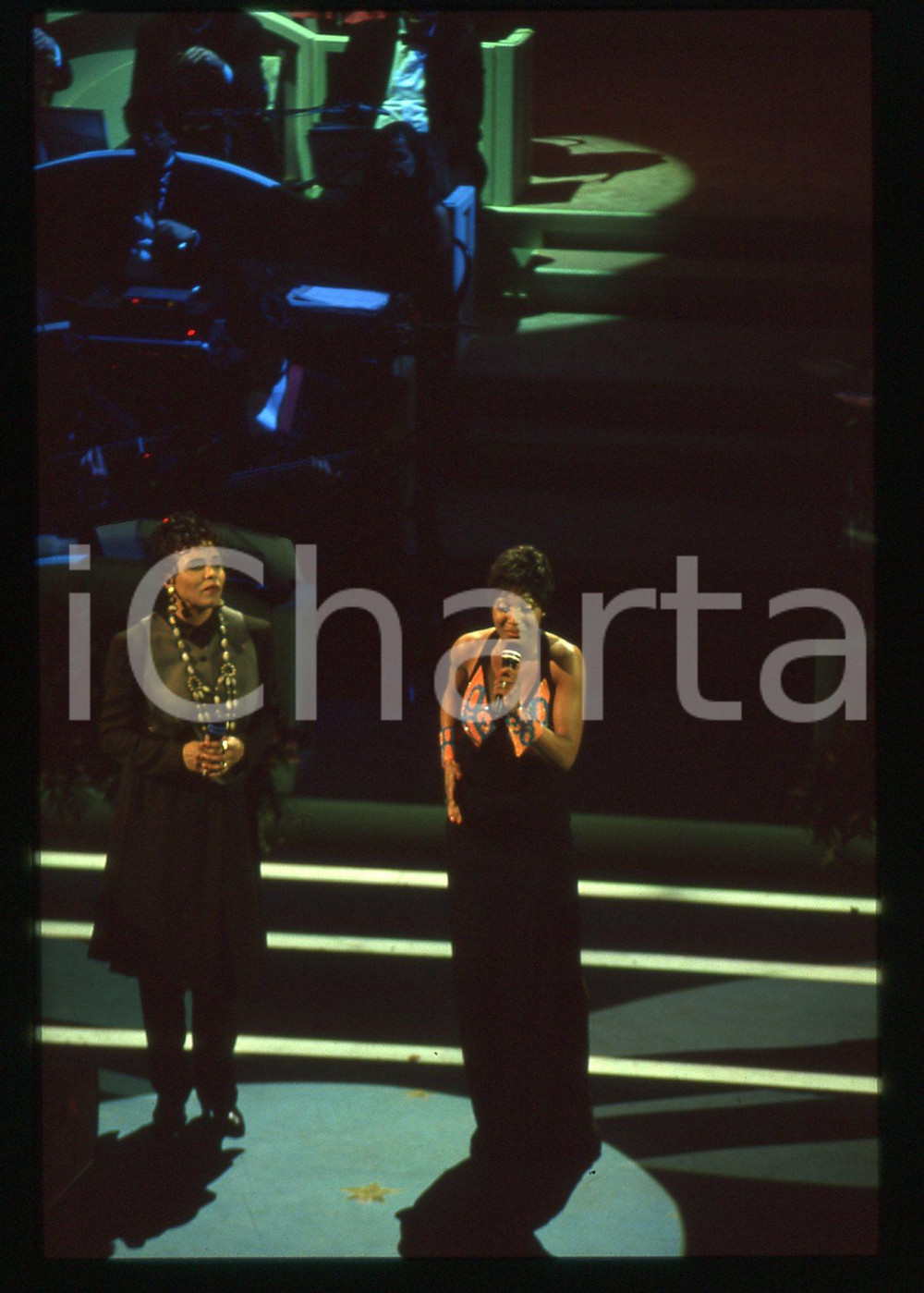 35mm vintage slide* 1994 Festival di SANREMO Amii STEWART D.D. BRIDGEWATER - Why   Diapositiva d'epoca, in formato 35 mm. CONDIZIONI: GOODTutti i diritti riservati.E' severamente vietata la riproduzione. ICharta mette in vendita, sul negozio eBay e in esclusiva sul sito "icharta" il proprio archivio composto da numerose diapositive e negativi fotografici d'epoca, tutti originali e autentici, che attraversano la storia del costume italiano tra gli la fine degli anni Sessanta e Novanta.Si tratta di uno sguardo inedito sull'attualit&agrave;, la politica, la vita quotidiana, il gossip e la cultura, che fotografa il cambiamento della nazione in quest'ultimo scorcio del XX secolo. Un'occasione unica per il mercato del collezionismo, che vede finalmente disponibile un archivio eccezionale per vastit&agrave;, tematiche e condizioni, in un settore (il negativo fotografico e la diapositiva) di assoluta novit&agrave; e dalle interessanti prospettive di investimento.  originale e autentica 1