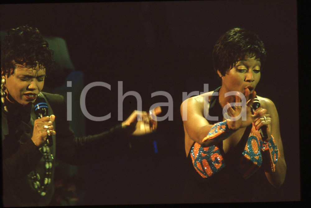 35mm vintage slide* 1994 Festival SANREMO Amii STEWART D.D. BRIDGEWATER - Why 7   Diapositiva d'epoca, in formato 35 mm. CONDIZIONI: GOODTutti i diritti riservati.E' severamente vietata la riproduzione. ICharta mette in vendita, sul negozio eBay e in esclusiva sul sito "icharta" il proprio archivio composto da numerose diapositive e negativi fotografici d'epoca, tutti originali e autentici, che attraversano la storia del costume italiano tra gli la fine degli anni Sessanta e Novanta.Si tratta di uno sguardo inedito sull'attualit&agrave;, la politica, la vita quotidiana, il gossip e la cultura, che fotografa il cambiamento della nazione in quest'ultimo scorcio del XX secolo. Un'occasione unica per il mercato del collezionismo, che vede finalmente disponibile un archivio eccezionale per vastit&agrave;, tematiche e condizioni, in un settore (il negativo fotografico e la diapositiva) di assoluta novit&agrave; e dalle interessanti prospettive di investimento.  originale e autentica 1