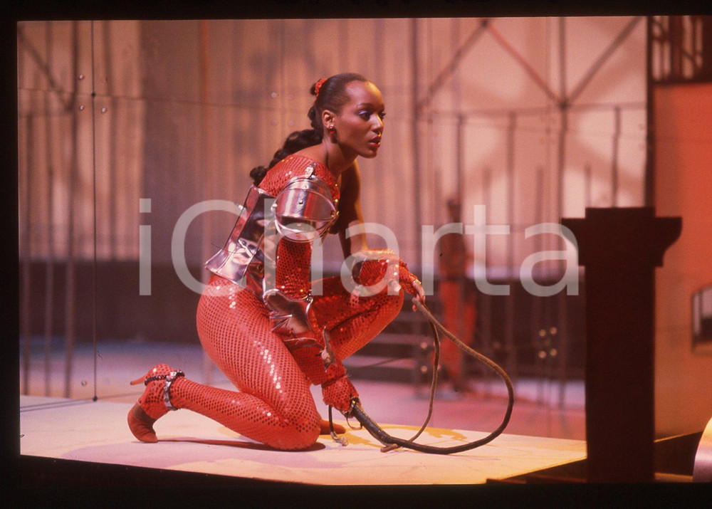 Fotografia d epoca originale 35mm vintage slide 1985 RAI 2 IL TASTOMATTO Amii STEWART durante un balletto 34 1