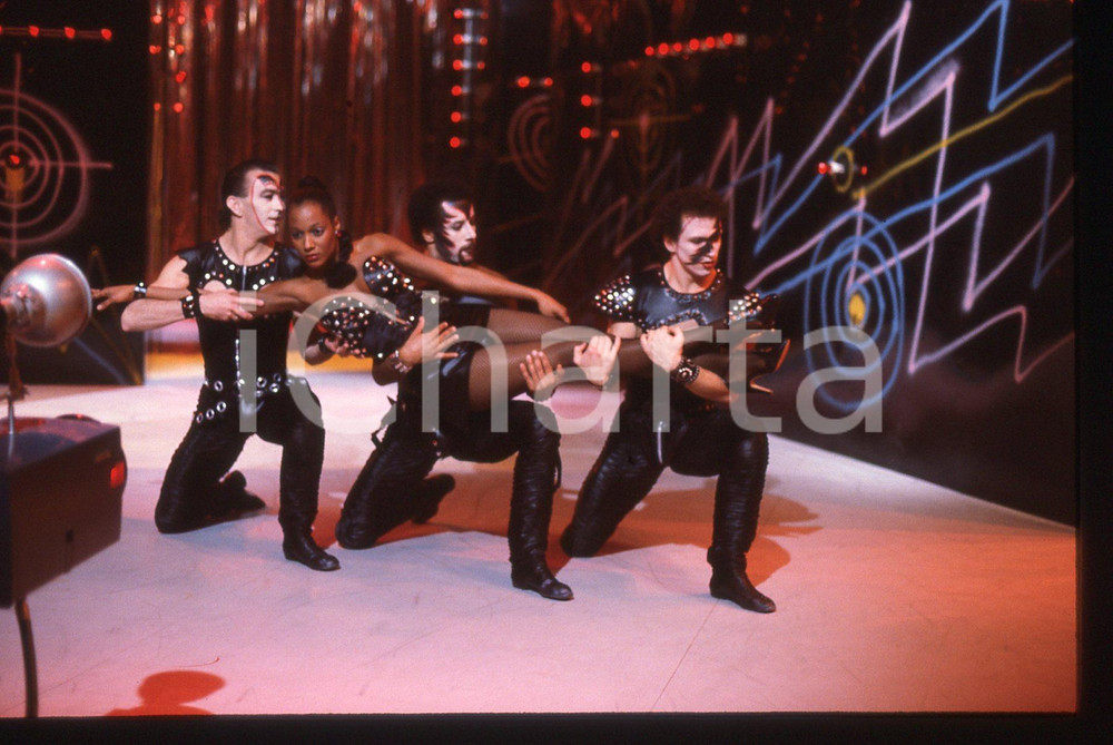 35mm vintage slide* 1985 RAI 2 IL TASTOMATTO Amii STEWART durante un balletto 74
