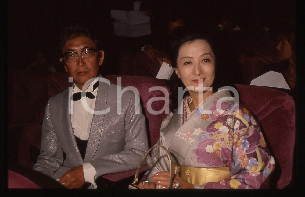 Fotografia d epoca originale 35mm vintage slide 1980 ca Nagisa OSHIMA ritratto del regista con Akiko KOYAMA 1