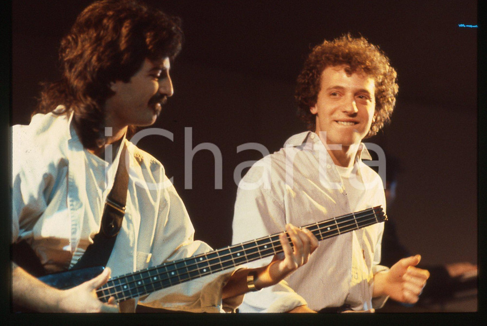 Fotografia d epoca originale 35mm vintage slide 1985 ca Mike FRANCIS con il bassista durante un concerto 1