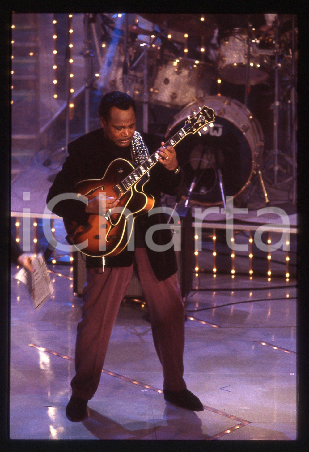 Fotografia d epoca originale 35mm vintage slide 1996 FESTIVAL DI SANREMO George BENSON canta sul palco 2 1