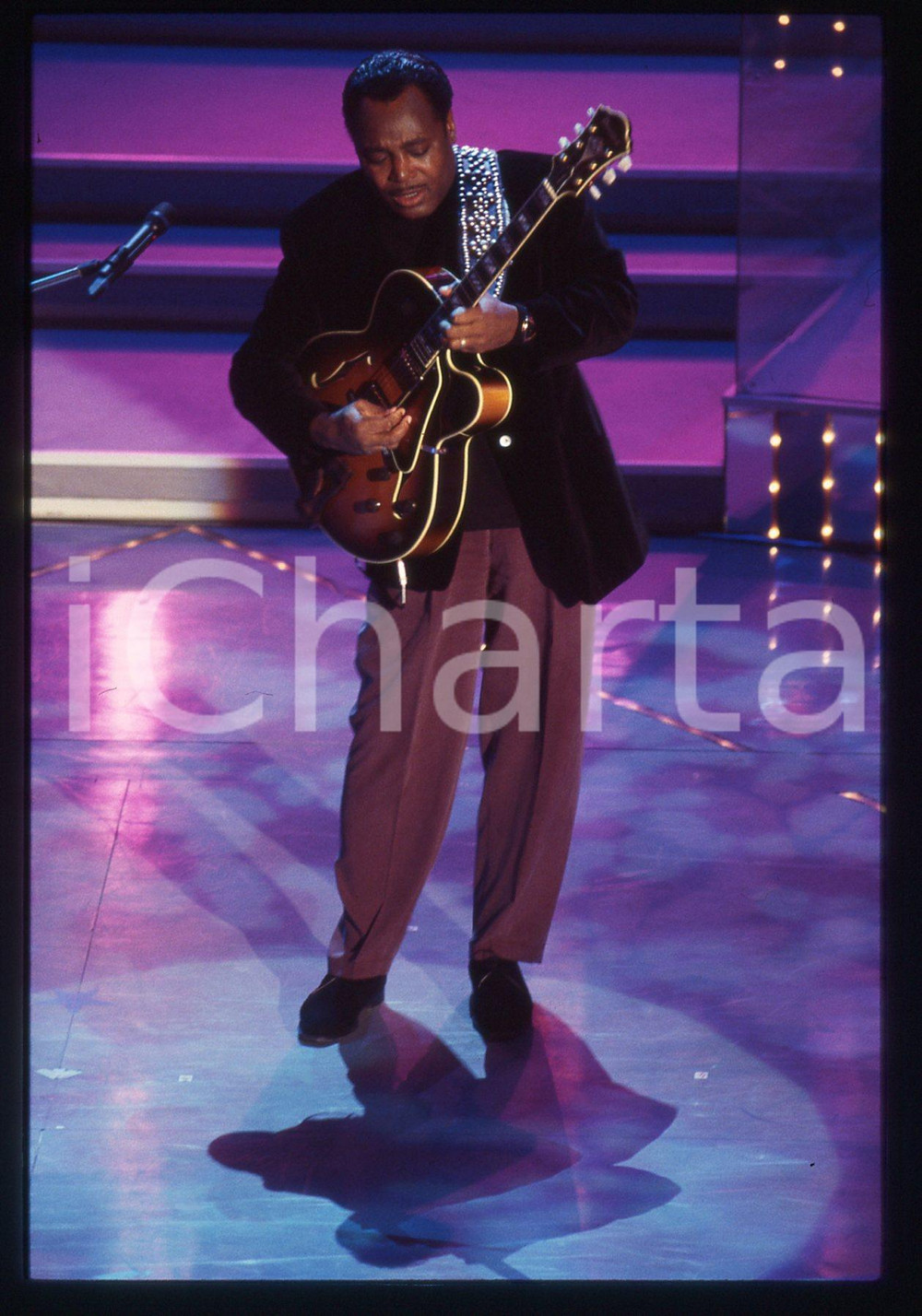 35mm vintage slide* 1996 FESTIVAL DI SANREMO George BENSON canta sul palco (5)
