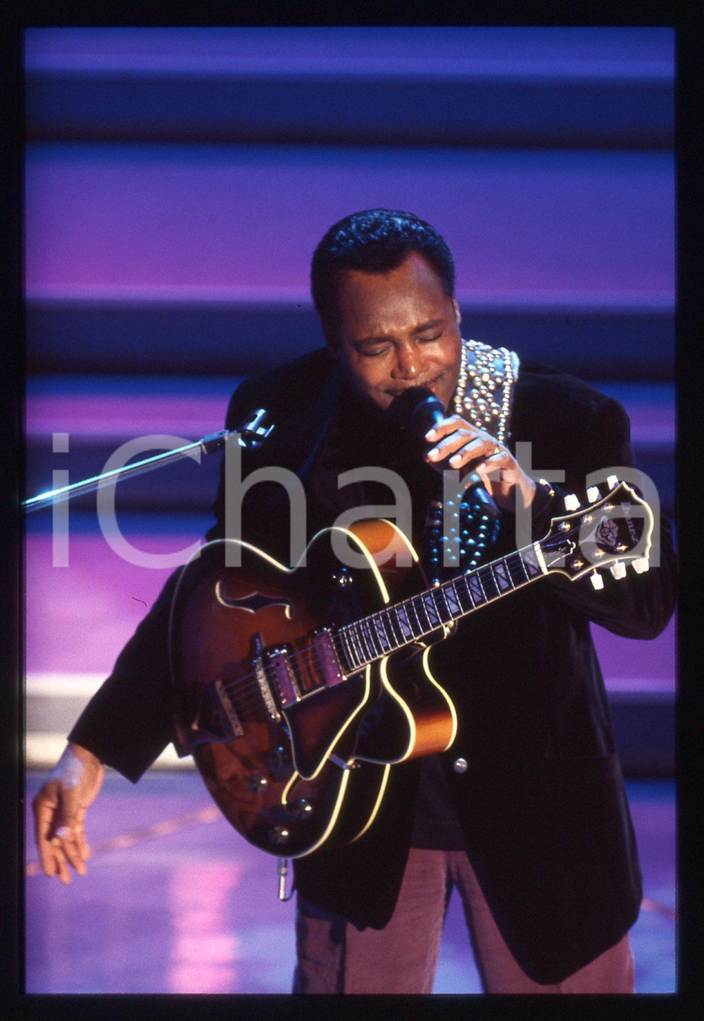 35mm vintage slide* 1996 FESTIVAL DI SANREMO George BENSON canta sul palco (6)