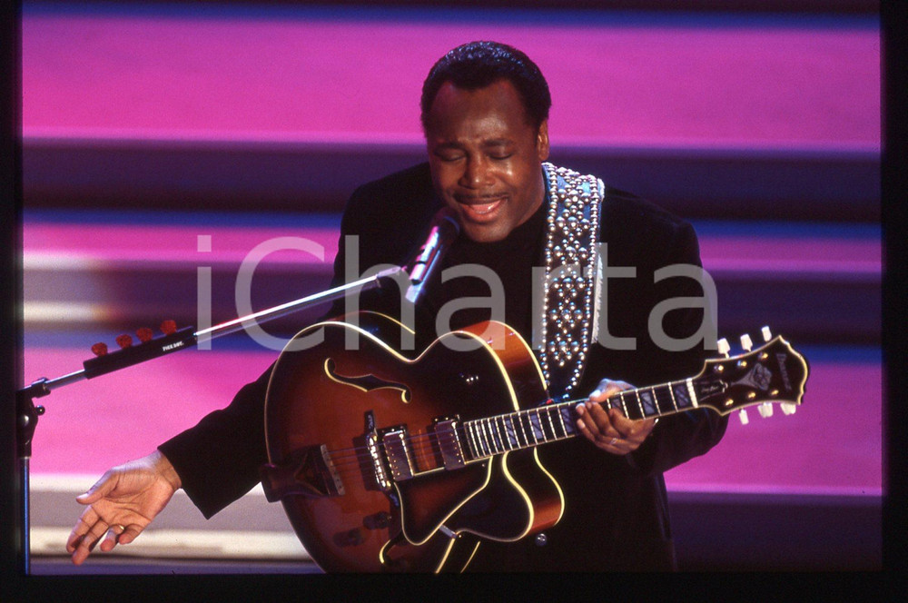35mm vintage slide* 1996 FESTIVAL DI SANREMO George BENSON canta sul palco (7)