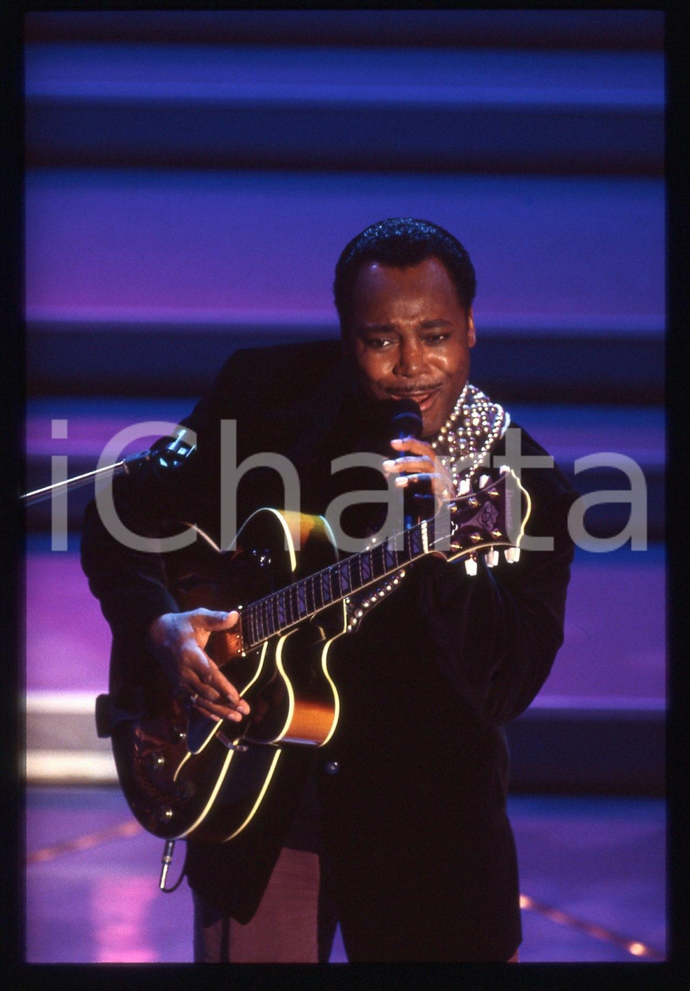 35mm vintage slide* 1996 FESTIVAL DI SANREMO George BENSON canta sul palco (16)
