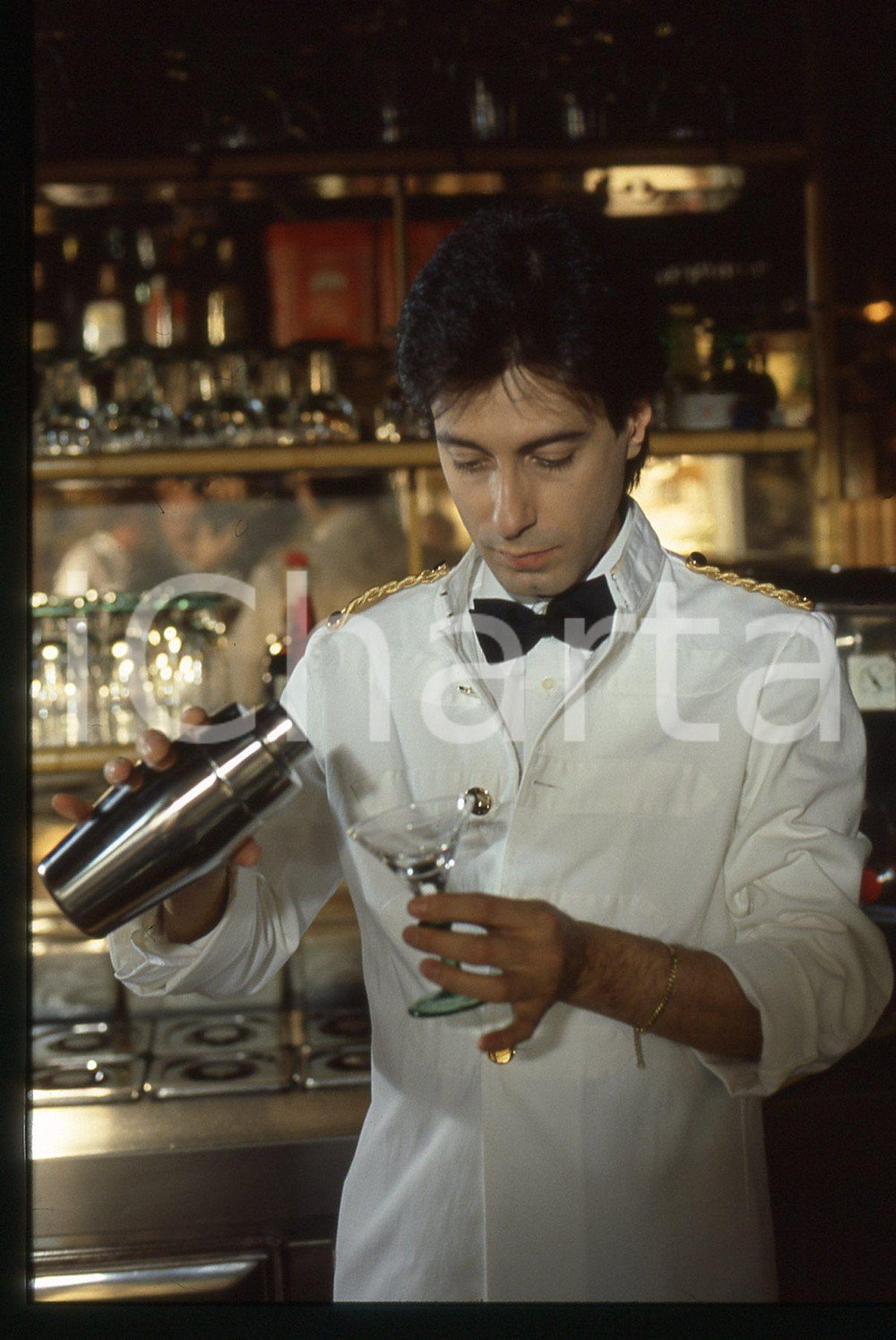 35mm vintage slide* 1985 ca COSTUME Carmelo LA BIONDA si improvvisa barman (3)   Diapositiva d'epoca, in formato 35 mm. CONDIZIONI: GOODTutti i diritti riservati.E' severamente vietata la riproduzione. ICharta mette in vendita, sul negozio eBay e in esclusiva sul sito "icharta" il proprio archivio composto da numerose diapositive e negativi fotografici d'epoca, tutti originali e autentici, che attraversano la storia del costume italiano tra gli la fine degli anni Sessanta e Novanta.Si tratta di uno sguardo inedito sull'attualit&agrave;, la politica, la vita quotidiana, il gossip e la cultura, che fotografa il cambiamento della nazione in quest'ultimo scorcio del XX secolo. Un'occasione unica per il mercato del collezionismo, che vede finalmente disponibile un archivio eccezionale per vastit&agrave;, tematiche e condizioni, in un settore (il negativo fotografico e la diapositiva) di assoluta novit&agrave; e dalle interessanti prospettive di investimento.  originale e autentica 1