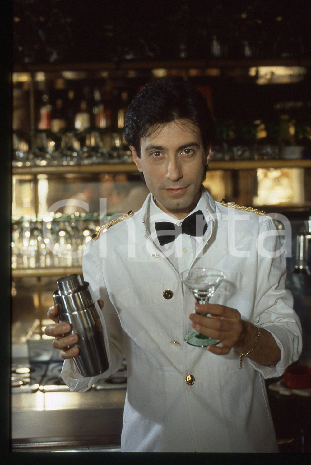 35mm vintage slide* 1985 ca COSTUME Carmelo LA BIONDA si improvvisa barman (4)   Diapositiva d'epoca, in formato 35 mm. CONDIZIONI: GOODTutti i diritti riservati.E' severamente vietata la riproduzione. ICharta mette in vendita, sul negozio eBay e in esclusiva sul sito "icharta" il proprio archivio composto da numerose diapositive e negativi fotografici d'epoca, tutti originali e autentici, che attraversano la storia del costume italiano tra gli la fine degli anni Sessanta e Novanta.Si tratta di uno sguardo inedito sull'attualit&agrave;, la politica, la vita quotidiana, il gossip e la cultura, che fotografa il cambiamento della nazione in quest'ultimo scorcio del XX secolo. Un'occasione unica per il mercato del collezionismo, che vede finalmente disponibile un archivio eccezionale per vastit&agrave;, tematiche e condizioni, in un settore (il negativo fotografico e la diapositiva) di assoluta novit&agrave; e dalle interessanti prospettive di investimento.  originale e autentica 1