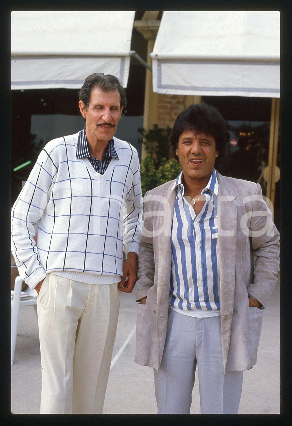 35mm vintage slide* 1986 VENEZIA LIDO Franco FRANCHI e Ciccio INGRASSIA   Diapositiva d'epoca, in formato 35 mm. CONDIZIONI: GOODTutti i diritti riservati.E' severamente vietata la riproduzione. ICharta mette in vendita, sul negozio eBay e in esclusiva sul sito "icharta" il proprio archivio composto da numerose diapositive e negativi fotografici d'epoca, tutti originali e autentici, che attraversano la storia del costume italiano tra gli la fine degli anni Sessanta e Novanta.Si tratta di uno sguardo inedito sull'attualit&agrave;, la politica, la vita quotidiana, il gossip e la cultura, che fotografa il cambiamento della nazione in quest'ultimo scorcio del XX secolo. Un'occasione unica per il mercato del collezionismo, che vede finalmente disponibile un archivio eccezionale per vastit&agrave;, tematiche e condizioni, in un settore (il negativo fotografico e la diapositiva) di assoluta novit&agrave; e dalle interessanti prospettive di investimento.  originale e autentica 1