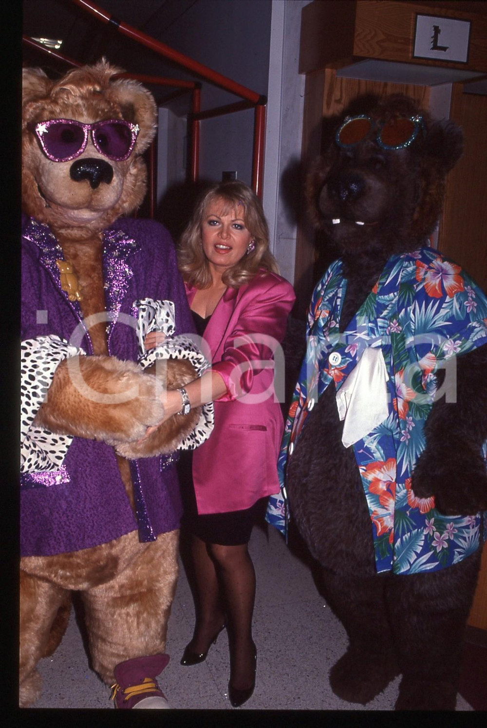 35mm vintage slide* 1988 NEW YORK Sally STRUTHERS Launch of TEDDY GRAHAMS  In the 35mm vintage slide you can see Sally Struthers during the launch of Nabisco's Teddy Grahams at FAO Schwarz Toy Store in New York City. Diapositiva d'epoca, in formato 35 mm. CONDIZIONI: GOODTutti i diritti riservati.E' severamente vietata la riproduzione. ICharta mette in vendita, sul negozio eBay e in esclusiva sul sito "icharta" il proprio archivio composto da numerose diapositive e negativi fotografici d'epoca, tutti originali e autentici, che attraversano la storia del costume italiano tra gli la fine degli anni Sessanta e Novanta.Si tratta di uno sguardo inedito sull'attualit&agrave;, la politica, la vita quotidiana, il gossip e la cultura, che fotografa il cambiamento della nazione in quest'ultimo scorcio del XX secolo. Un'occasione unica per il mercato del collezionismo, che vede finalmente disponibile un archivio eccezionale per vastit&agrave;, tematiche e condizioni, in un settore (il negativo fotografico e la diapositiva) di assoluta novit&agrave; e dalle interessanti prospettive di investimento.     originale e autentica 1