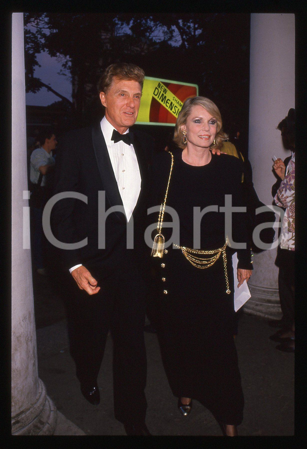 35mm vintage slide* 1985 ca MILANO Robert STACK con Rosemarie BOWE   Diapositiva d'epoca, in formato 35 mm. CONDIZIONI: GOODTutti i diritti riservati.E' severamente vietata la riproduzione. ICharta mette in vendita, sul negozio eBay e in esclusiva sul sito "icharta" il proprio archivio composto da numerose diapositive e negativi fotografici d'epoca, tutti originali e autentici, che attraversano la storia del costume italiano tra gli la fine degli anni Sessanta e Novanta.Si tratta di uno sguardo inedito sull'attualit&agrave;, la politica, la vita quotidiana, il gossip e la cultura, che fotografa il cambiamento della nazione in quest'ultimo scorcio del XX secolo. Un'occasione unica per il mercato del collezionismo, che vede finalmente disponibile un archivio eccezionale per vastit&agrave;, tematiche e condizioni, in un settore (il negativo fotografico e la diapositiva) di assoluta novit&agrave; e dalle interessanti prospettive di investimento.  originale e autentica 1