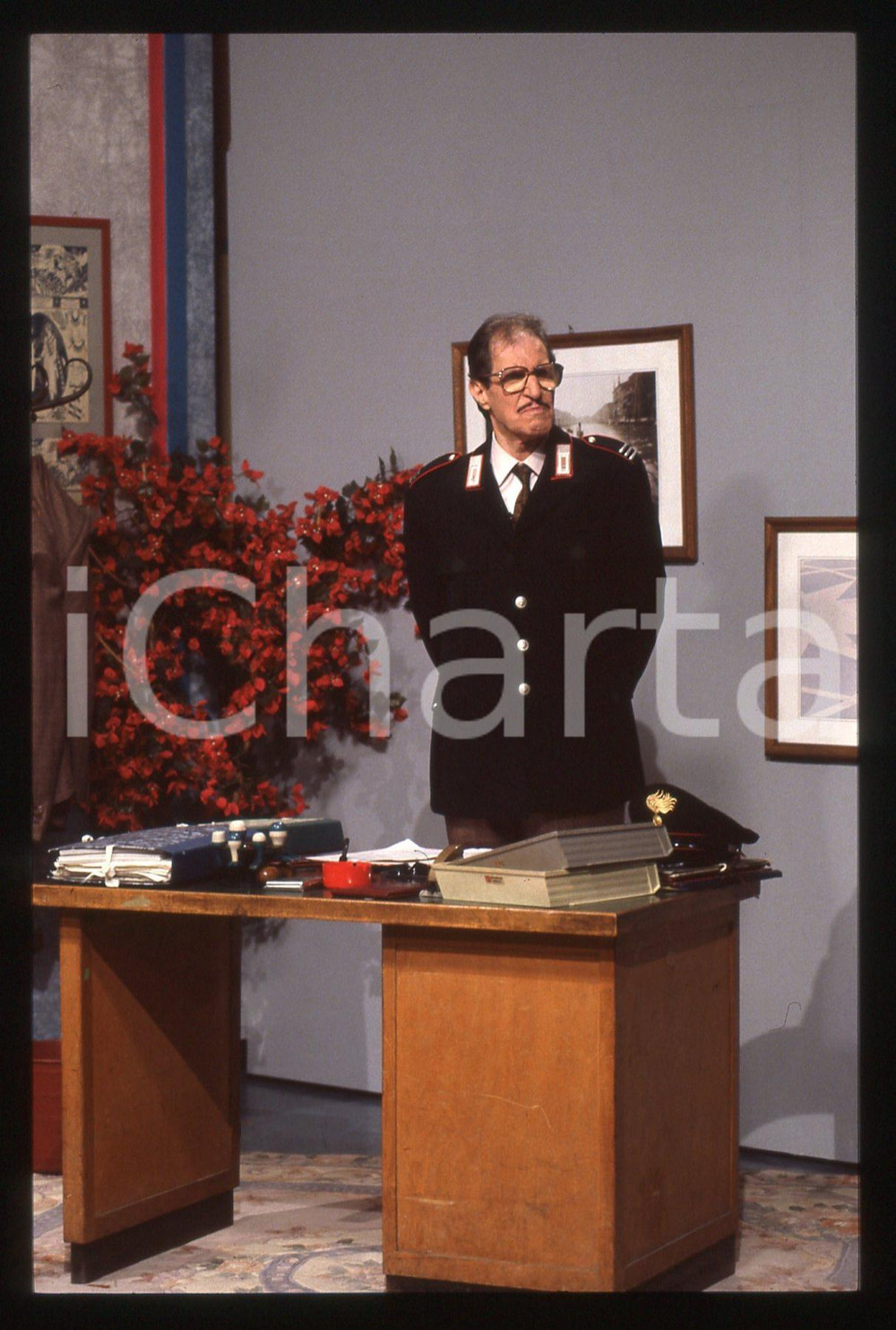 35mm vintage slide* 1985 ca RAI Ciccio INGRASSIA nei panni di un carabiniere   Diapositiva d'epoca, in formato 35 mm. CONDIZIONI: GOODTutti i diritti riservati.E' severamente vietata la riproduzione. ICharta mette in vendita, sul negozio eBay e in esclusiva sul sito "icharta" il proprio archivio composto da numerose diapositive e negativi fotografici d'epoca, tutti originali e autentici, che attraversano la storia del costume italiano tra gli la fine degli anni Sessanta e Novanta.Si tratta di uno sguardo inedito sull'attualit&agrave;, la politica, la vita quotidiana, il gossip e la cultura, che fotografa il cambiamento della nazione in quest'ultimo scorcio del XX secolo. Un'occasione unica per il mercato del collezionismo, che vede finalmente disponibile un archivio eccezionale per vastit&agrave;, tematiche e condizioni, in un settore (il negativo fotografico e la diapositiva) di assoluta novit&agrave; e dalle interessanti prospettive di investimento.     originale e autentica 1