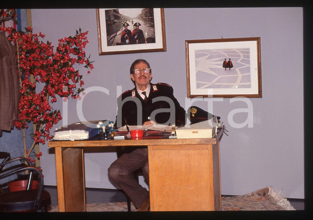 35mm vintage slide* 1985 ca RAI Ciccio INGRASSIA nei panni di un carabiniere (2)   Diapositiva d'epoca, in formato 35 mm. CONDIZIONI: GOODTutti i diritti riservati.E' severamente vietata la riproduzione. ICharta mette in vendita, sul negozio eBay e in esclusiva sul sito "icharta" il proprio archivio composto da numerose diapositive e negativi fotografici d'epoca, tutti originali e autentici, che attraversano la storia del costume italiano tra gli la fine degli anni Sessanta e Novanta.Si tratta di uno sguardo inedito sull'attualit&agrave;, la politica, la vita quotidiana, il gossip e la cultura, che fotografa il cambiamento della nazione in quest'ultimo scorcio del XX secolo. Un'occasione unica per il mercato del collezionismo, che vede finalmente disponibile un archivio eccezionale per vastit&agrave;, tematiche e condizioni, in un settore (il negativo fotografico e la diapositiva) di assoluta novit&agrave; e dalle interessanti prospettive di investimento.     originale e autentica 1