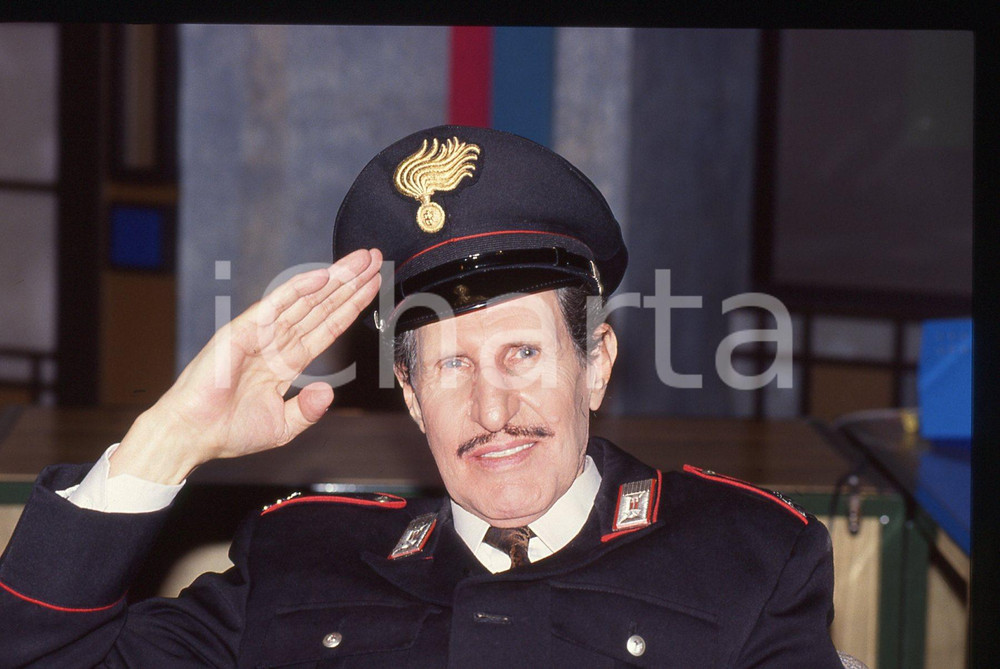 35mm vintage slide* 1985 ca RAI Ciccio INGRASSIA nei panni di un carabiniere (4)   Diapositiva d'epoca, in formato 35 mm. CONDIZIONI: GOODTutti i diritti riservati.E' severamente vietata la riproduzione. ICharta mette in vendita, sul negozio eBay e in esclusiva sul sito "icharta" il proprio archivio composto da numerose diapositive e negativi fotografici d'epoca, tutti originali e autentici, che attraversano la storia del costume italiano tra gli la fine degli anni Sessanta e Novanta.Si tratta di uno sguardo inedito sull'attualit&agrave;, la politica, la vita quotidiana, il gossip e la cultura, che fotografa il cambiamento della nazione in quest'ultimo scorcio del XX secolo. Un'occasione unica per il mercato del collezionismo, che vede finalmente disponibile un archivio eccezionale per vastit&agrave;, tematiche e condizioni, in un settore (il negativo fotografico e la diapositiva) di assoluta novit&agrave; e dalle interessanti prospettive di investimento.  originale e autentica 1