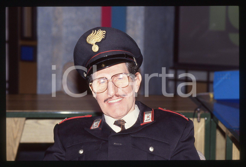 35mm vintage slide* 1985 ca RAI Ciccio INGRASSIA nei panni di un carabiniere (5)   Diapositiva d'epoca, in formato 35 mm. CONDIZIONI: GOODTutti i diritti riservati.E' severamente vietata la riproduzione. ICharta mette in vendita, sul negozio eBay e in esclusiva sul sito "icharta" il proprio archivio composto da numerose diapositive e negativi fotografici d'epoca, tutti originali e autentici, che attraversano la storia del costume italiano tra gli la fine degli anni Sessanta e Novanta.Si tratta di uno sguardo inedito sull'attualit&agrave;, la politica, la vita quotidiana, il gossip e la cultura, che fotografa il cambiamento della nazione in quest'ultimo scorcio del XX secolo. Un'occasione unica per il mercato del collezionismo, che vede finalmente disponibile un archivio eccezionale per vastit&agrave;, tematiche e condizioni, in un settore (il negativo fotografico e la diapositiva) di assoluta novit&agrave; e dalle interessanti prospettive di investimento.     originale e autentica 1
