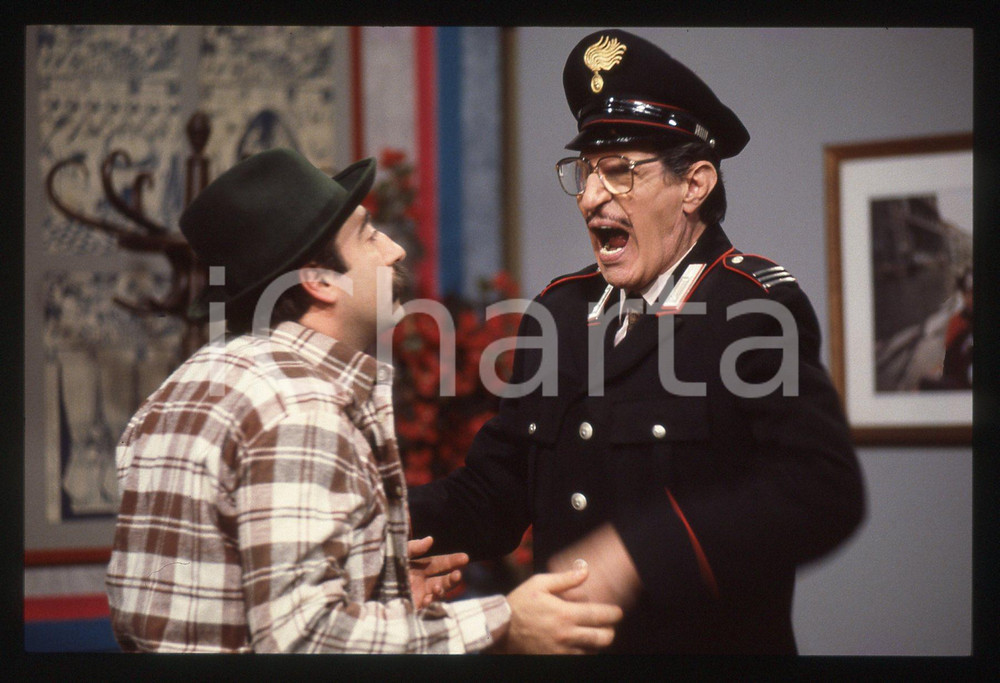 35mm vintage slide* 1985 ca RAI Ciccio INGRASSIA nei panni di un carabiniere (7)   Diapositiva d'epoca, in formato 35 mm. CONDIZIONI: GOODTutti i diritti riservati.E' severamente vietata la riproduzione. ICharta mette in vendita, sul negozio eBay e in esclusiva sul sito "icharta" il proprio archivio composto da numerose diapositive e negativi fotografici d'epoca, tutti originali e autentici, che attraversano la storia del costume italiano tra gli la fine degli anni Sessanta e Novanta.Si tratta di uno sguardo inedito sull'attualit&agrave;, la politica, la vita quotidiana, il gossip e la cultura, che fotografa il cambiamento della nazione in quest'ultimo scorcio del XX secolo. Un'occasione unica per il mercato del collezionismo, che vede finalmente disponibile un archivio eccezionale per vastit&agrave;, tematiche e condizioni, in un settore (il negativo fotografico e la diapositiva) di assoluta novit&agrave; e dalle interessanti prospettive di investimento.  originale e autentica 1