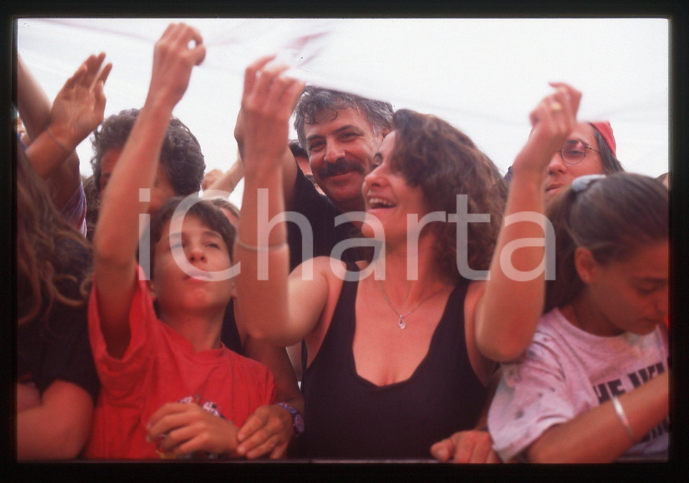 35mm vintage slide* 1994 SONORIA FESTIVAL Milano - Pubblico del concerto (23)   Diapositiva d'epoca, in formato 35 mm. CONDIZIONI: GOODTutti i diritti riservati.E' severamente vietata la riproduzione. ICharta mette in vendita, sul negozio eBay e in esclusiva sul sito "icharta" il proprio archivio composto da numerose diapositive e negativi fotografici d'epoca, tutti originali e autentici, che attraversano la storia del costume italiano tra gli la fine degli anni Sessanta e Novanta.Si tratta di uno sguardo inedito sull'attualit&agrave;, la politica, la vita quotidiana, il gossip e la cultura, che fotografa il cambiamento della nazione in quest'ultimo scorcio del XX secolo. Un'occasione unica per il mercato del collezionismo, che vede finalmente disponibile un archivio eccezionale per vastit&agrave;, tematiche e condizioni, in un settore (il negativo fotografico e la diapositiva) di assoluta novit&agrave; e dalle interessanti prospettive di investimento.     originale e autentica 1