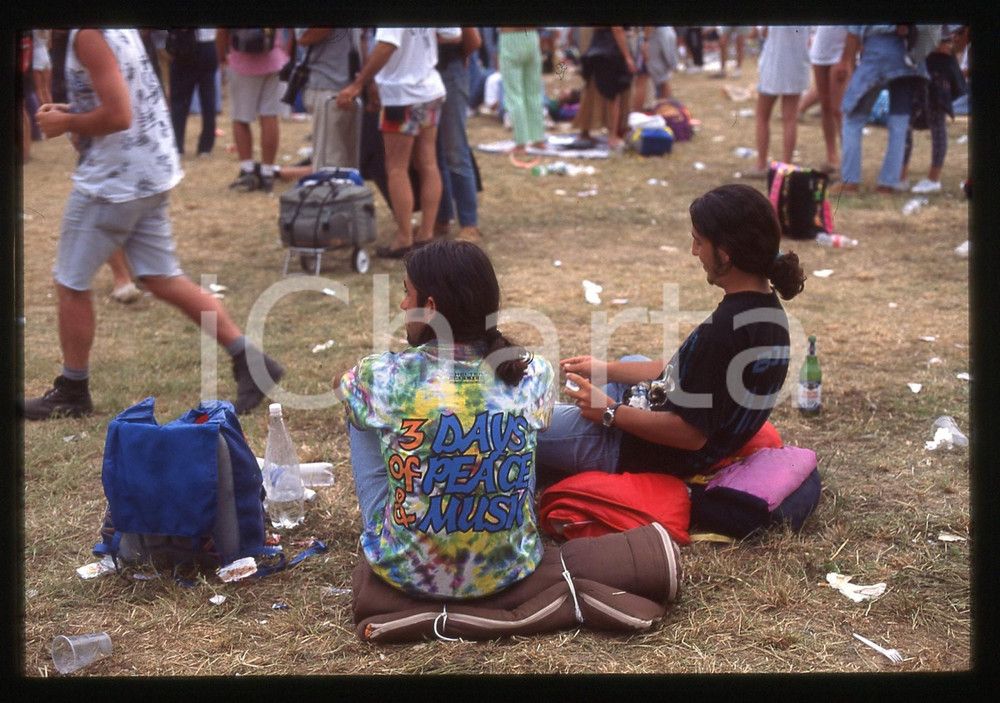 35mm vintage slide* 1994 SONORIA FESTIVAL Milano - Pubblico del concerto (32)   Diapositiva d'epoca, in formato 35 mm. CONDIZIONI: GOODTutti i diritti riservati.E' severamente vietata la riproduzione. ICharta mette in vendita, sul negozio eBay e in esclusiva sul sito "icharta" il proprio archivio composto da numerose diapositive e negativi fotografici d'epoca, tutti originali e autentici, che attraversano la storia del costume italiano tra gli la fine degli anni Sessanta e Novanta.Si tratta di uno sguardo inedito sull'attualit&agrave;, la politica, la vita quotidiana, il gossip e la cultura, che fotografa il cambiamento della nazione in quest'ultimo scorcio del XX secolo. Un'occasione unica per il mercato del collezionismo, che vede finalmente disponibile un archivio eccezionale per vastit&agrave;, tematiche e condizioni, in un settore (il negativo fotografico e la diapositiva) di assoluta novit&agrave; e dalle interessanti prospettive di investimento.     originale e autentica 1