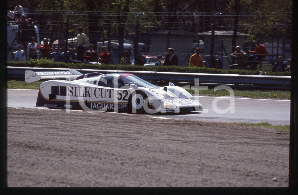 35mm vintage slide* 1986 360 KM MONZA JAGUAR XJR-6 #TWR-J12C-186 Silk Cut - Gara   Diapositiva d'epoca, in formato 35 mm. CONDIZIONI: GOODTutti i diritti riservati.E' severamente vietata la riproduzione. ICharta mette in vendita, sul negozio eBay e in esclusiva sul sito "icharta" il proprio archivio composto da numerose diapositive e negativi fotografici d'epoca, tutti originali e autentici, che attraversano la storia del costume italiano tra gli la fine degli anni Sessanta e Novanta.Si tratta di uno sguardo inedito sull'attualit&agrave;, la politica, la vita quotidiana, il gossip e la cultura, che fotografa il cambiamento della nazione in quest'ultimo scorcio del XX secolo. Un'occasione unica per il mercato del collezionismo, che vede finalmente disponibile un archivio eccezionale per vastit&agrave;, tematiche e condizioni, in un settore (il negativo fotografico e la diapositiva) di assoluta novit&agrave; e dalle interessanti prospettive di investimento.     originale e autentica 1