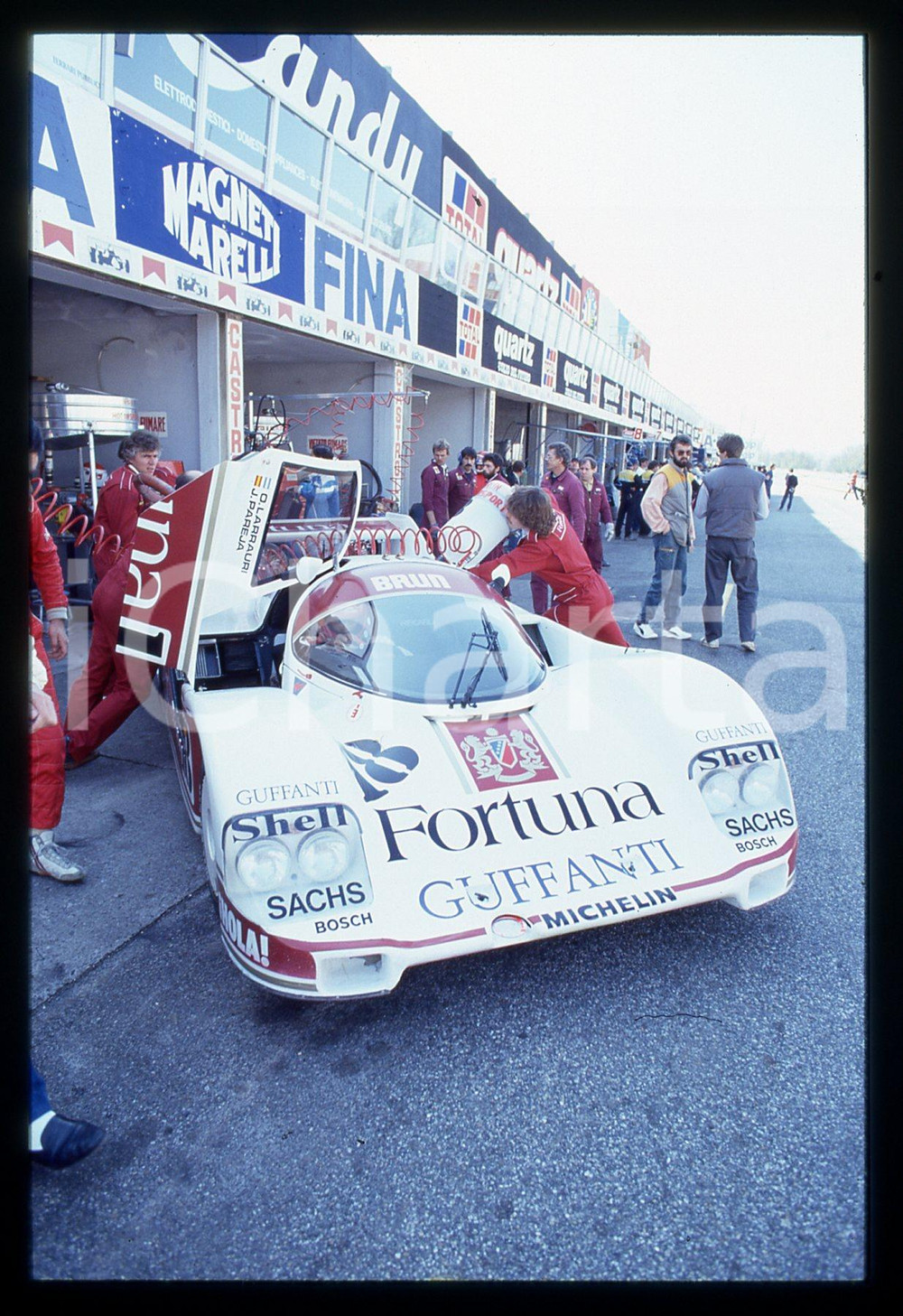 35mm vintage slide* 1986 360 KM MONZA PORSCHE 962 C Brun Motorsport Racing-Box 3   Diapositiva d'epoca, in formato 35 mm. CONDIZIONI: GOODTutti i diritti riservati.E' severamente vietata la riproduzione. ICharta mette in vendita, sul negozio eBay e in esclusiva sul sito "icharta" il proprio archivio composto da numerose diapositive e negativi fotografici d'epoca, tutti originali e autentici, che attraversano la storia del costume italiano tra gli la fine degli anni Sessanta e Novanta.Si tratta di uno sguardo inedito sull'attualit&agrave;, la politica, la vita quotidiana, il gossip e la cultura, che fotografa il cambiamento della nazione in quest'ultimo scorcio del XX secolo. Un'occasione unica per il mercato del collezionismo, che vede finalmente disponibile un archivio eccezionale per vastit&agrave;, tematiche e condizioni, in un settore (il negativo fotografico e la diapositiva) di assoluta novit&agrave; e dalle interessanti prospettive di investimento.     originale e autentica 1