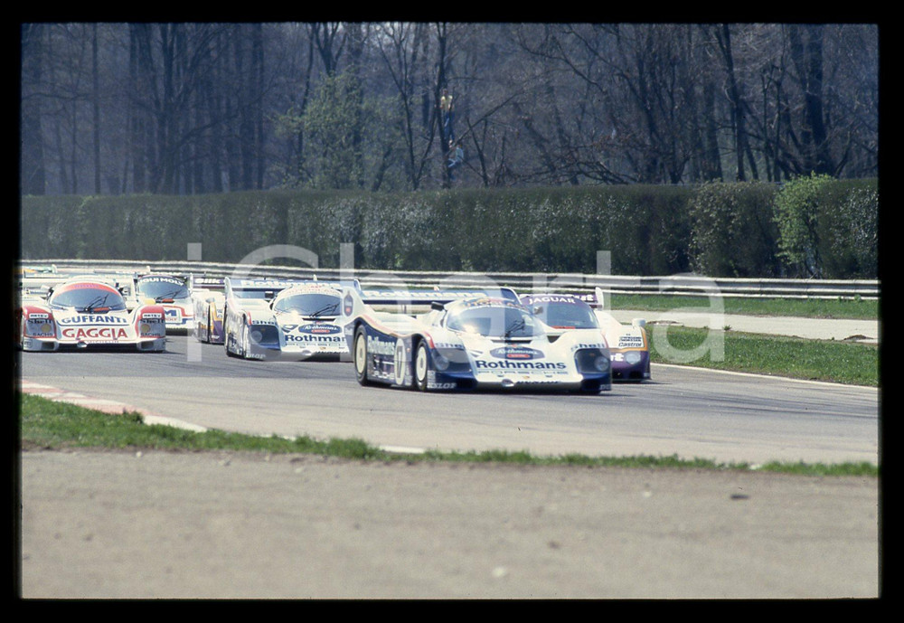 35mm vintage slide* 1987 1000 KM MONZA PORSCHE 962 C ROTHMANS durante gara   Diapositiva d'epoca, in formato 35 mm. CONDIZIONI: GOODTutti i diritti riservati.E' severamente vietata la riproduzione. ICharta mette in vendita, sul negozio eBay e in esclusiva sul sito "icharta" il proprio archivio composto da numerose diapositive e negativi fotografici d'epoca, tutti originali e autentici, che attraversano la storia del costume italiano tra gli la fine degli anni Sessanta e Novanta.Si tratta di uno sguardo inedito sull'attualit&agrave;, la politica, la vita quotidiana, il gossip e la cultura, che fotografa il cambiamento della nazione in quest'ultimo scorcio del XX secolo. Un'occasione unica per il mercato del collezionismo, che vede finalmente disponibile un archivio eccezionale per vastit&agrave;, tematiche e condizioni, in un settore (il negativo fotografico e la diapositiva) di assoluta novit&agrave; e dalle interessanti prospettive di investimento.     originale e autentica 1