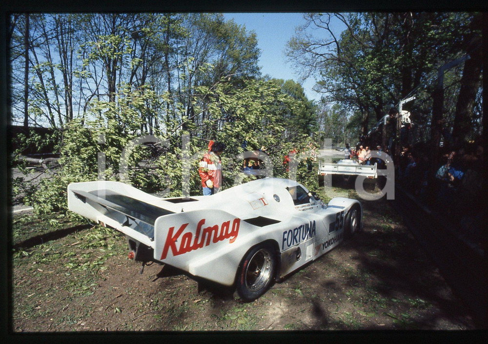 35mm vintage slide* 1985 1000 KM MONZA Caduta albero in pista - PORSCHE 956   Diapositiva d'epoca, in formato 35 mm. CONDIZIONI: GOODTutti i diritti riservati.E' severamente vietata la riproduzione. ICharta mette in vendita, sul negozio eBay e in esclusiva sul sito "icharta" il proprio archivio composto da numerose diapositive e negativi fotografici d'epoca, tutti originali e autentici, che attraversano la storia del costume italiano tra gli la fine degli anni Sessanta e Novanta.Si tratta di uno sguardo inedito sull'attualit&agrave;, la politica, la vita quotidiana, il gossip e la cultura, che fotografa il cambiamento della nazione in quest'ultimo scorcio del XX secolo. Un'occasione unica per il mercato del collezionismo, che vede finalmente disponibile un archivio eccezionale per vastit&agrave;, tematiche e condizioni, in un settore (il negativo fotografico e la diapositiva) di assoluta novit&agrave; e dalle interessanti prospettive di investimento.     originale e autentica 1