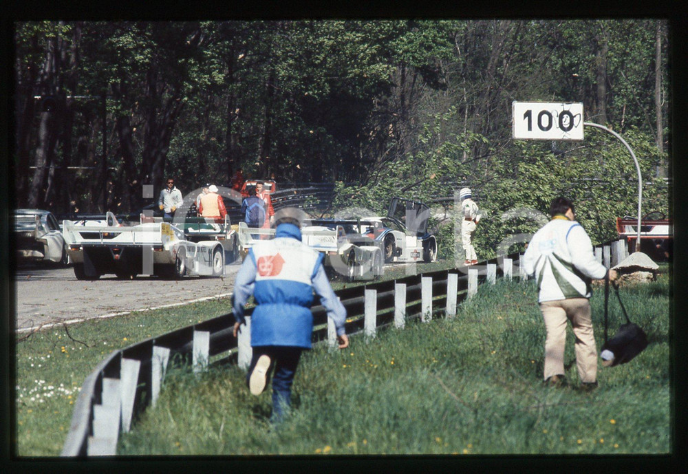 35mm vintage slide* 1985 1000 KM MONZA Caduta albero in pista-Automobili ferme 5  Diapositiva d'epoca, in formato 35 mm. CONDIZIONI: GOODTutti i diritti riservati.E' severamente vietata la riproduzione. ICharta mette in vendita, sul negozio eBay e in esclusiva sul sito "icharta" il proprio archivio composto da numerose diapositive e negativi fotografici d'epoca, tutti originali e autentici, che attraversano la storia del costume italiano tra gli la fine degli anni Sessanta e Novanta.Si tratta di uno sguardo inedito sull'attualit&agrave;, la politica, la vita quotidiana, il gossip e la cultura, che fotografa il cambiamento della nazione in quest'ultimo scorcio del XX secolo. Un'occasione unica per il mercato del collezionismo, che vede finalmente disponibile un archivio eccezionale per vastit&agrave;, tematiche e condizioni, in un settore (il negativo fotografico e la diapositiva) di assoluta novit&agrave; e dalle interessanti prospettive di investimento.     originale e autentica 1
