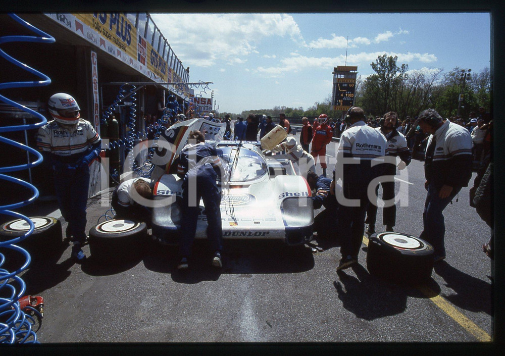 35mm vintage slide* 1985 1000 KM MONZA PORSCHE 956 ROTHMANS Porsche - Pit stop 3   CONDIZIONI: GOODTutti i diritti riservati.E' severamente vietata la riproduzione. ICharta mette in vendita, sul negozio eBay e in esclusiva sul sito "icharta" il proprio archivio composto da numerose diapositive e negativi fotografici d'epoca, tutti originali e autentici, che attraversano la storia del costume italiano tra gli la fine degli anni Sessanta e Novanta.Si tratta di uno sguardo inedito sull'attualit&agrave;, la politica, la vita quotidiana, il gossip e la cultura, che fotografa il cambiamento della nazione in quest'ultimo scorcio del XX secolo. Un'occasione unica per il mercato del collezionismo, che vede finalmente disponibile un archivio eccezionale per vastit&agrave;, tematiche e condizioni, in un settore (il negativo fotografico e la diapositiva) di assoluta novit&agrave; e dalle interessanti prospettive di investimento.     originale e autentica 1