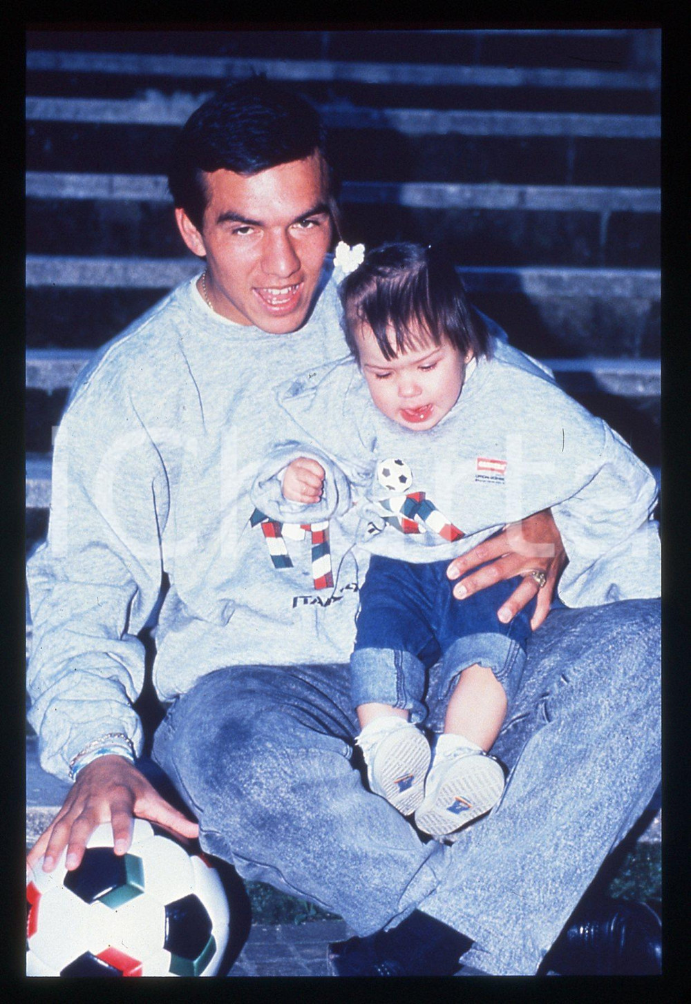 Fotografia d epoca originale 35mm vintage slide 1990 CALCIO Ruben SOSA con la figlia Cecilia  Ritratto 1