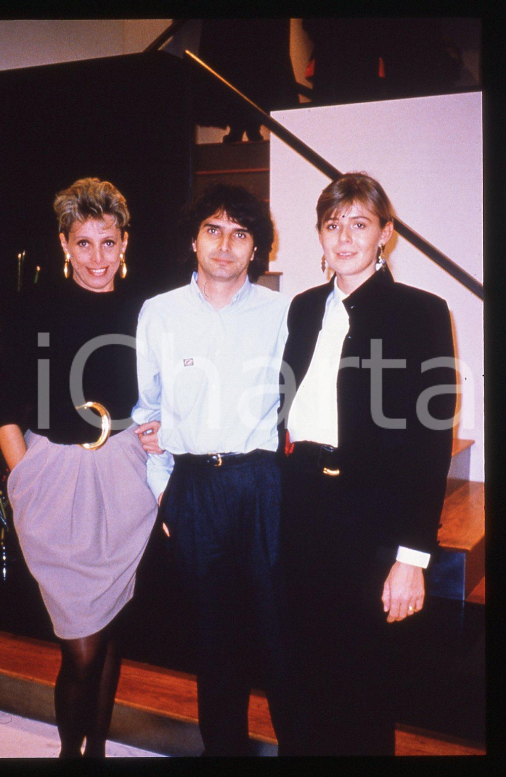 35mm vintage slide* 1985 ca COSTUME Nelson PIQUET con Katherine VALENTIN (5) Nella diapositiva &egrave; inoltre presente Pilar Rossi.  CONDIZIONI: GOODTutti i diritti riservati.E' severamente vietata la riproduzione. ICharta mette in vendita, sul negozio eBay e in esclusiva sul sito "icharta" il proprio archivio composto da numerose diapositive e negativi fotografici d'epoca, tutti originali e autentici, che attraversano la storia del costume italiano tra gli la fine degli anni Sessanta e Novanta.Si tratta di uno sguardo inedito sull'attualit&agrave;, la politica, la vita quotidiana, il gossip e la cultura, che fotografa il cambiamento della nazione in quest'ultimo scorcio del XX secolo. Un'occasione unica per il mercato del collezionismo, che vede finalmente disponibile un archivio eccezionale per vastit&agrave;, tematiche e condizioni, in un settore (il negativo fotografico e la diapositiva) di assoluta novit&agrave; e dalle interessanti prospettive di investimento.     originale e autentica 1