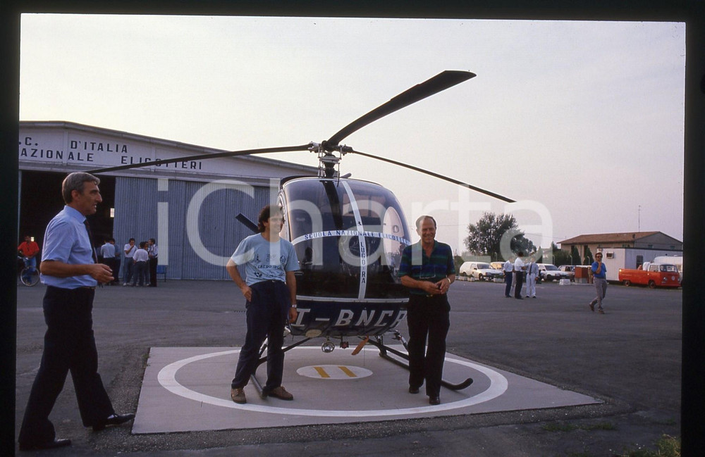 35mm vintage slide* 1988 VILLA SAN MARTINO Nelson PIQUET Pilota elicottero (50) Diapositiva scattata a Nelson Piquet durante l'esame per il brevetto di pilota di elicotteri presso la Scuola Nazionale Elicotteri-Aero Club d'Italia.  CONDIZIONI: GOODTutti i diritti riservati.E' severamente vietata la riproduzione. ICharta mette in vendita, sul negozio eBay e in esclusiva sul sito "icharta" il proprio archivio composto da numerose diapositive e negativi fotografici d'epoca, tutti originali e autentici, che attraversano la storia del costume italiano tra gli la fine degli anni Sessanta e Novanta.Si tratta di uno sguardo inedito sull'attualit&agrave;, la politica, la vita quotidiana, il gossip e la cultura, che fotografa il cambiamento della nazione in quest'ultimo scorcio del XX secolo. Un'occasione unica per il mercato del collezionismo, che vede finalmente disponibile un archivio eccezionale per vastit&agrave;, tematiche e condizioni, in un settore (il negativo fotografico e la diapositiva) di assoluta novit&agrave; e dalle interessanti prospettive di investimento.  originale e autentica 1