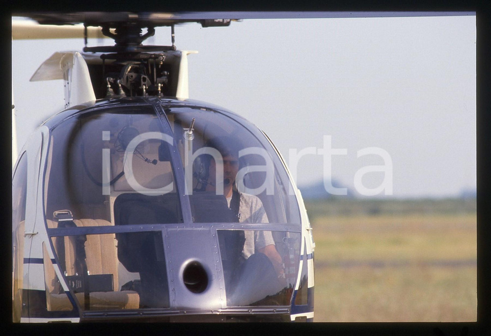35mm vintage slide* 1988 VILLA SAN MARTINO Nelson PIQUET Pilota elicottero (51) Diapositiva scattata a Nelson Piquet durante l'esame per il brevetto di pilota di elicotteri presso la Scuola Nazionale Elicotteri-Aero Club d'Italia.  CONDIZIONI: GOODTutti i diritti riservati.E' severamente vietata la riproduzione. ICharta mette in vendita, sul negozio eBay e in esclusiva sul sito "icharta" il proprio archivio composto da numerose diapositive e negativi fotografici d'epoca, tutti originali e autentici, che attraversano la storia del costume italiano tra gli la fine degli anni Sessanta e Novanta.Si tratta di uno sguardo inedito sull'attualit&agrave;, la politica, la vita quotidiana, il gossip e la cultura, che fotografa il cambiamento della nazione in quest'ultimo scorcio del XX secolo. Un'occasione unica per il mercato del collezionismo, che vede finalmente disponibile un archivio eccezionale per vastit&agrave;, tematiche e condizioni, in un settore (il negativo fotografico e la diapositiva) di assoluta novit&agrave; e dalle interessanti prospettive di investimento.  originale e autentica 1