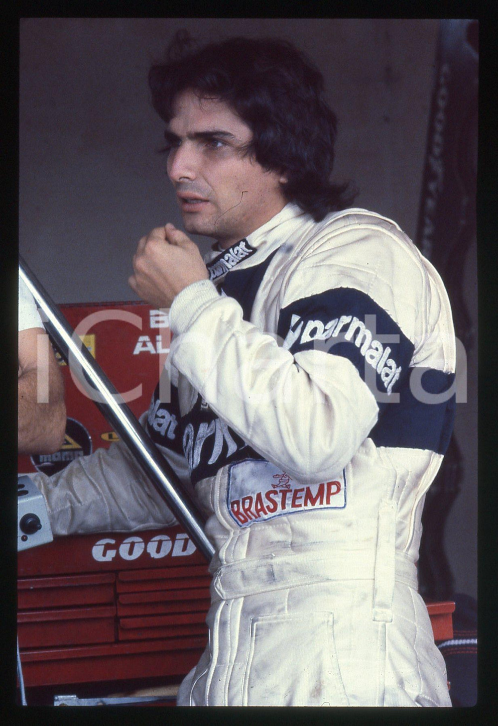 35mm vintage slide* 1980 ca FORMULA1 Nelson PIQUET scuderia BRABHAM - Ritratto   CONDIZIONI: GOODTutti i diritti riservati.E' severamente vietata la riproduzione. ICharta mette in vendita, sul negozio eBay e in esclusiva sul sito "icharta" il proprio archivio composto da numerose diapositive e negativi fotografici d'epoca, tutti originali e autentici, che attraversano la storia del costume italiano tra gli la fine degli anni Sessanta e Novanta.Si tratta di uno sguardo inedito sull'attualit&agrave;, la politica, la vita quotidiana, il gossip e la cultura, che fotografa il cambiamento della nazione in quest'ultimo scorcio del XX secolo. Un'occasione unica per il mercato del collezionismo, che vede finalmente disponibile un archivio eccezionale per vastit&agrave;, tematiche e condizioni, in un settore (il negativo fotografico e la diapositiva) di assoluta novit&agrave; e dalle interessanti prospettive di investimento.  originale e autentica 1