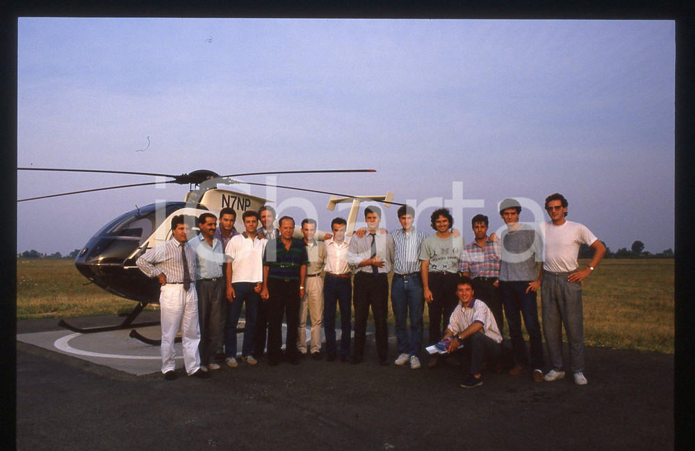 35mm vintage slide* 1988 VILLA SAN MARTINO Nelson PIQUET Pilota elicottero (101) Diapositiva scattata a Nelson Piquet durante l'esame per il brevetto di pilota di elicotteri presso la Scuola Nazionale Elicotteri-Aero Club d'Italia.  CONDIZIONI: GOODTutti i diritti riservati.E' severamente vietata la riproduzione. ICharta mette in vendita, sul negozio eBay e in esclusiva sul sito "icharta" il proprio archivio composto da numerose diapositive e negativi fotografici d'epoca, tutti originali e autentici, che attraversano la storia del costume italiano tra gli la fine degli anni Sessanta e Novanta.Si tratta di uno sguardo inedito sull'attualit&agrave;, la politica, la vita quotidiana, il gossip e la cultura, che fotografa il cambiamento della nazione in quest'ultimo scorcio del XX secolo. Un'occasione unica per il mercato del collezionismo, che vede finalmente disponibile un archivio eccezionale per vastit&agrave;, tematiche e condizioni, in un settore (il negativo fotografico e la diapositiva) di assoluta novit&agrave; e dalle interessanti prospettive di investimento.     originale e autentica 1