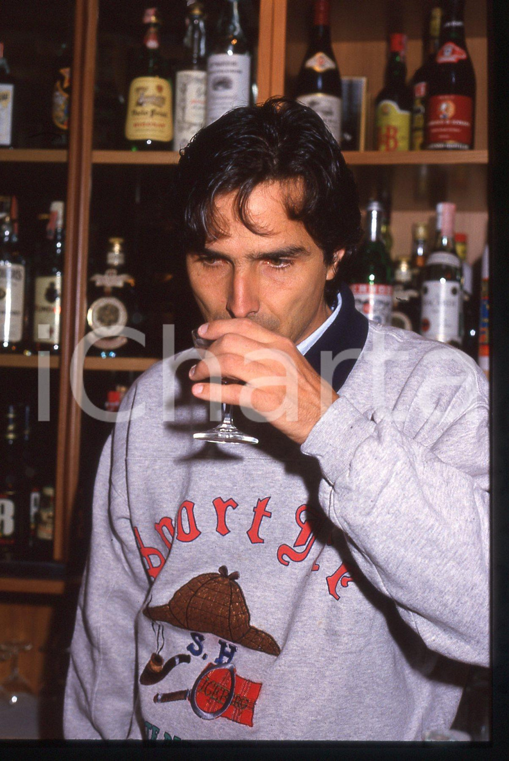 Fotografia d epoca originale 35mm vintage slide 1985 ca COSTUME Nelson PIQUET mentre sorseggia un cocktail 2 1