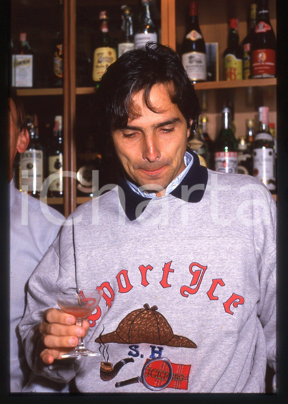 Fotografia d epoca originale 35mm vintage slide 1985 ca COSTUME Nelson PIQUET mentre sorseggia un cocktail 3 1