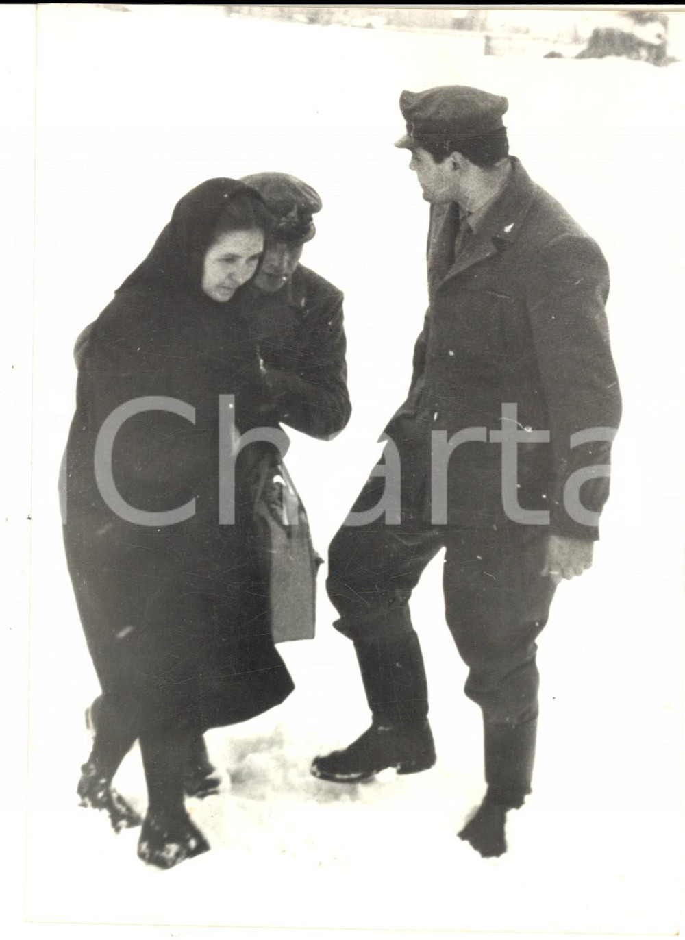 1956 TERAMO Nevicata eccezionale - Vigili del Fuoco soccorrono una donna - Foto Fotografia d'epoca con didascalia coeva al verso. CONDIZIONI: fair (lievi ondulature)FORMATO: 13x18 cm     originale e autentica 1